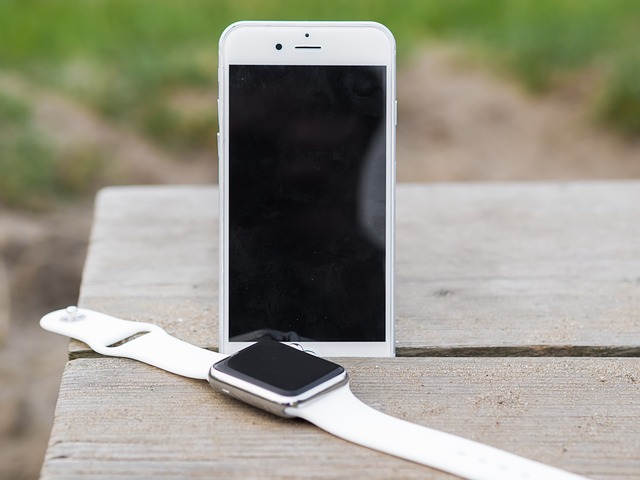 iphone a hodinky na stole