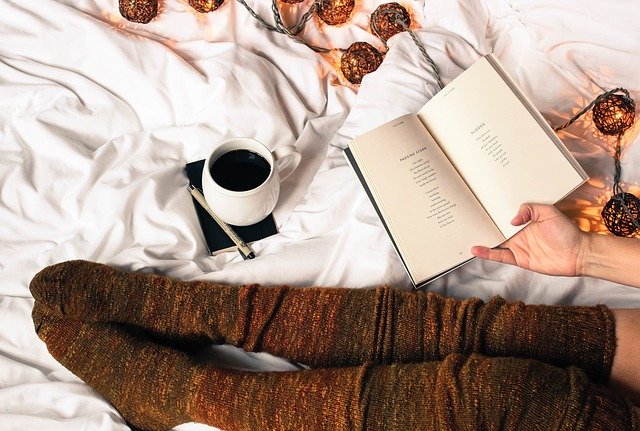 odpočinek s kávou a knihou