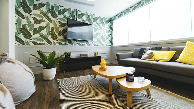 obývací pokoj se vzorovanou stěnou a televizí