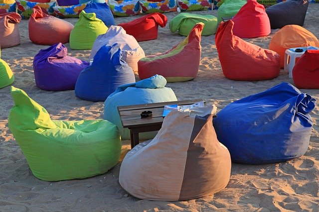 Pytlové židle na pláži
