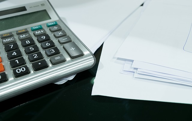 kalkulačka a účetní podklady
